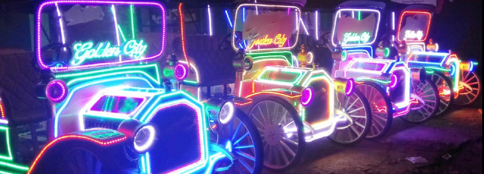 Deretan Mobil Gowes Royal Series Neon Light – Kendaraan Wisata Malam dengan Lampu LED Warna-Warni Buatan MAX Concept Car Jogja